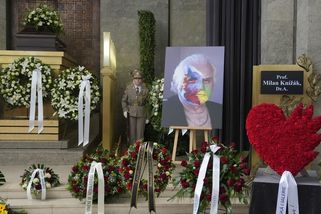 Poslední rozloučení s Milanem Knížákem (†86): Klempíř se ujal slova, nechyběli Klaus, Franz, Dlouhý ani Saudková - Super.cz